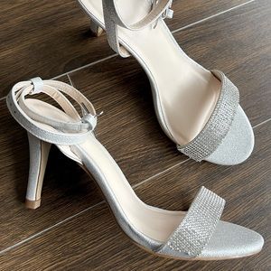SZ 7 Halston Silver Party Sandal 3.5” Heel